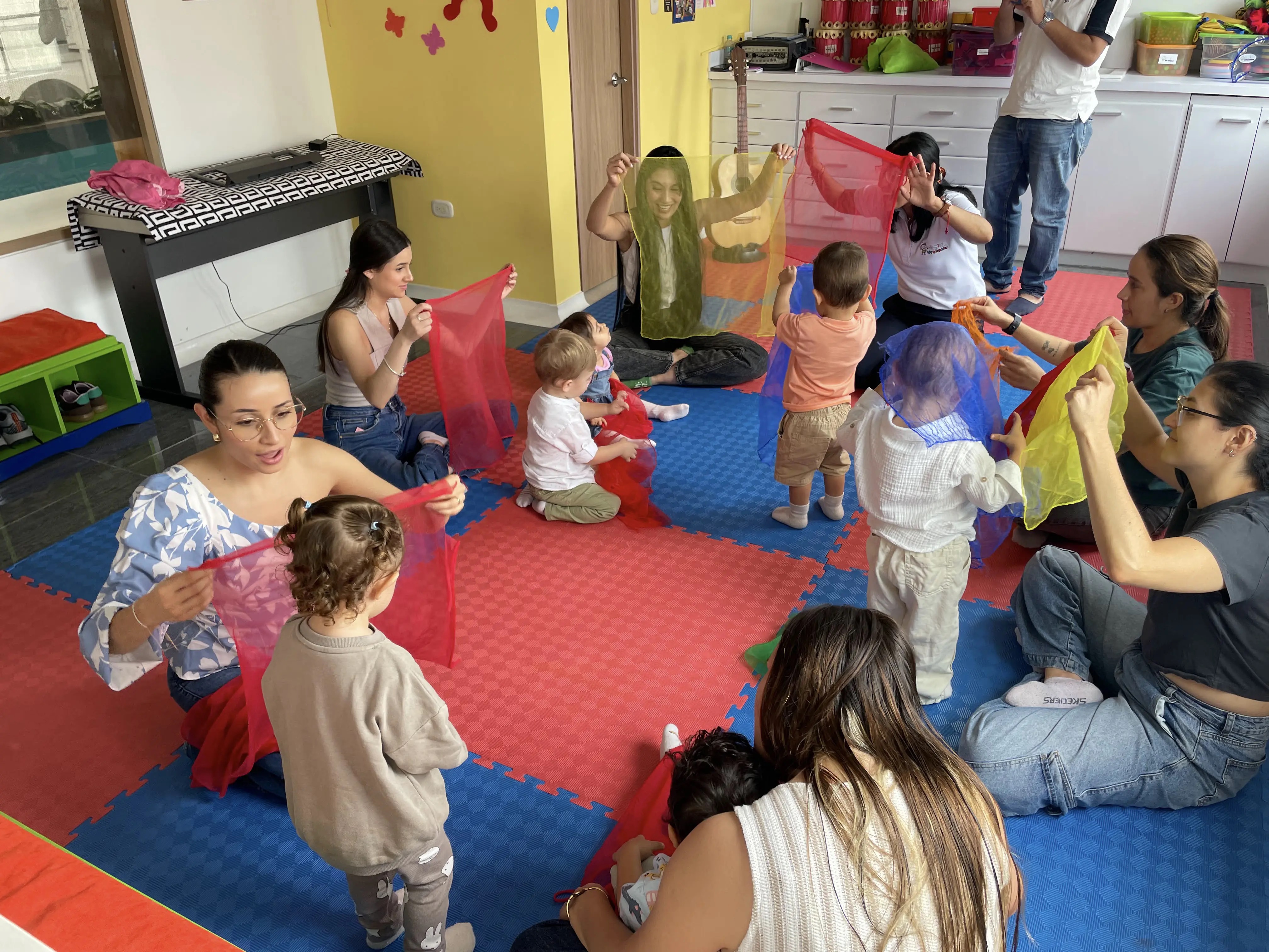 Niños participando en clases de música en My Symphony Manizales