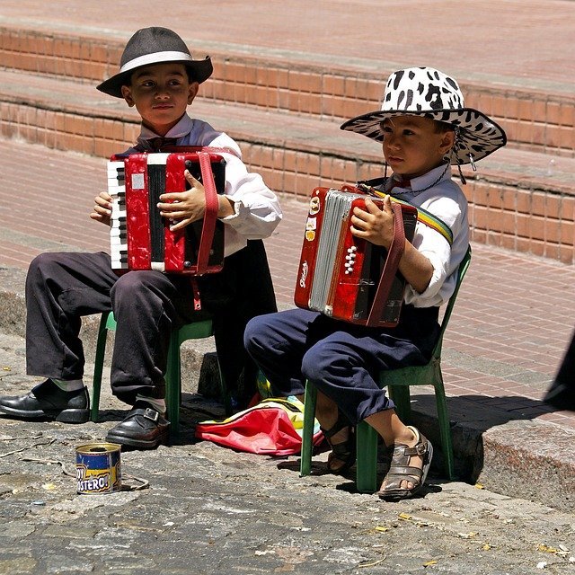 Niños tocando acordeón